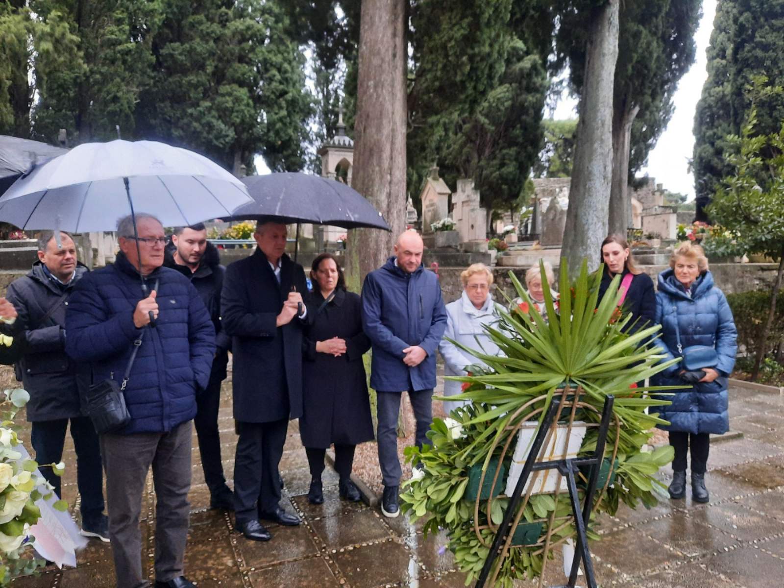 24 GODINE OD SMRTI PRVOG HRVATSKOG PREDSJEDNIKA DR.FRANJA TUĐMANA Vijenci i svijeće u znak sjećanja i zahvalnosti